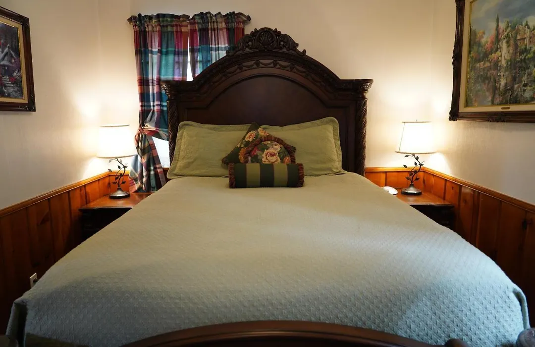 Hillcrest Suites & Cabins-1
